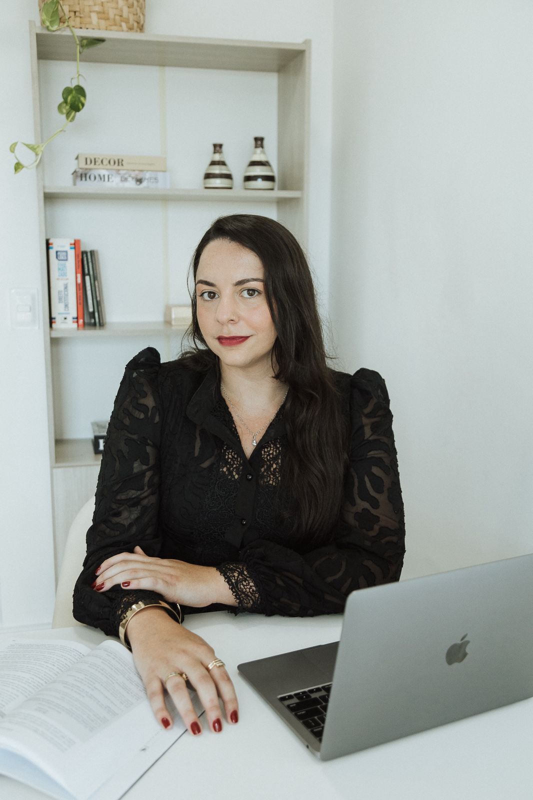 Thaisis Lessa em seu escritório
